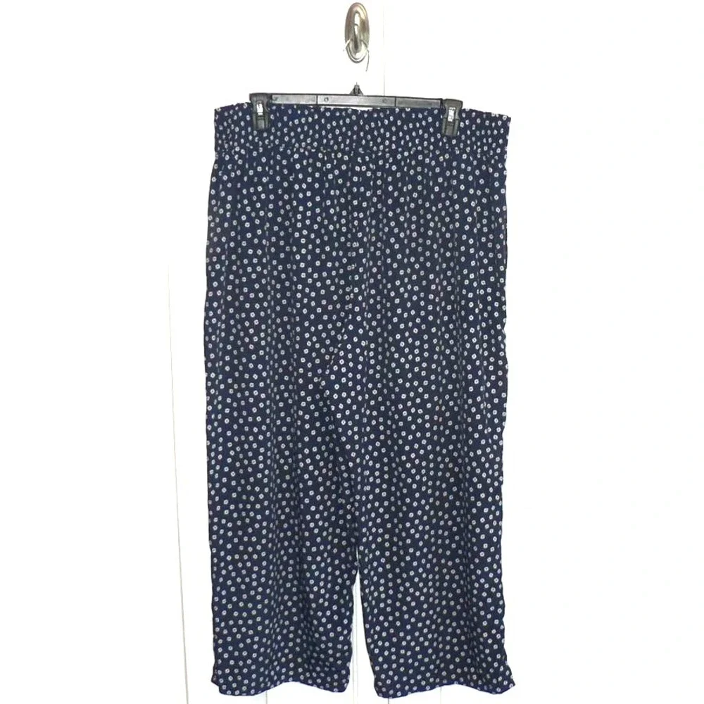 Sanctuary Shelly Daisy Print Pull-On Cropped Wide Vented Leg Pants in Navy 2X